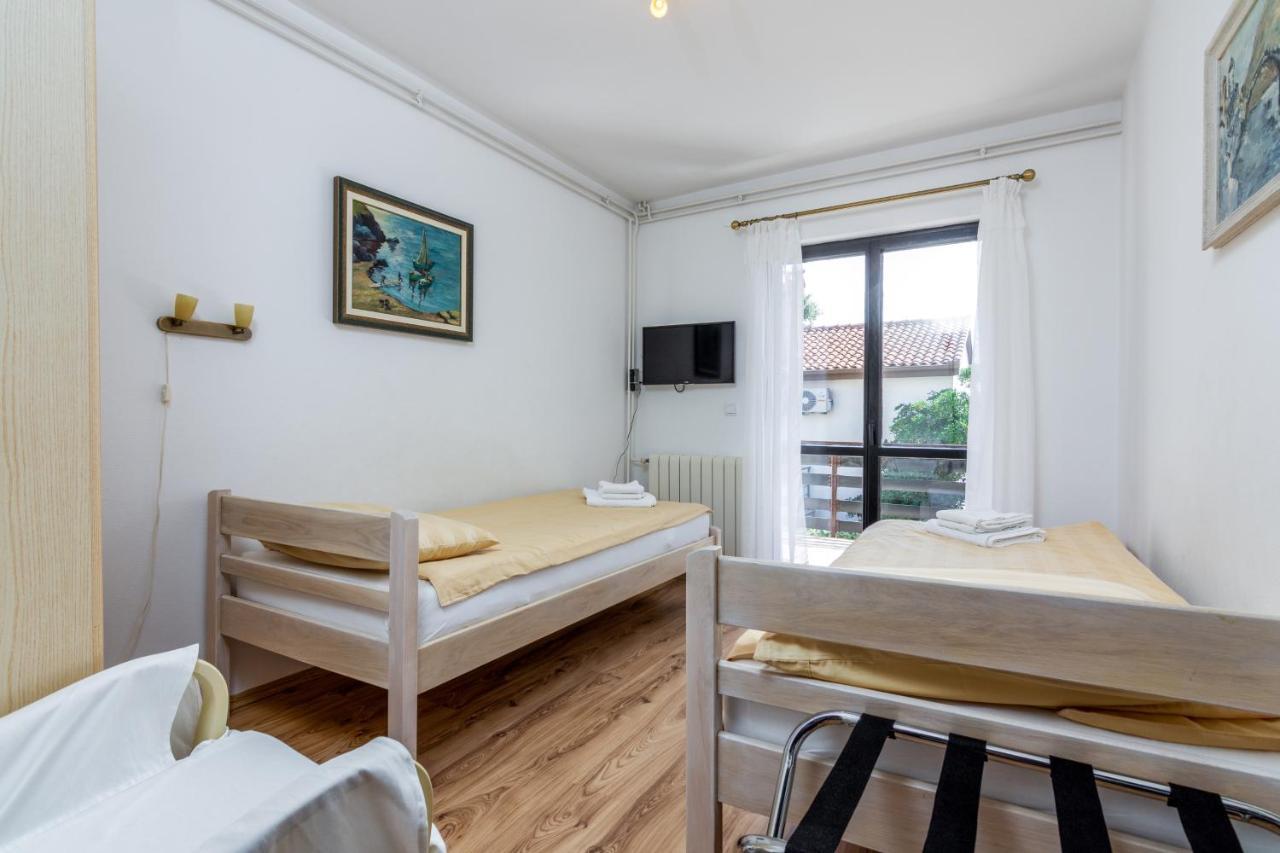 Apartments With A Parking Space Pjescana Uvala, Pula - 7349 外观 照片